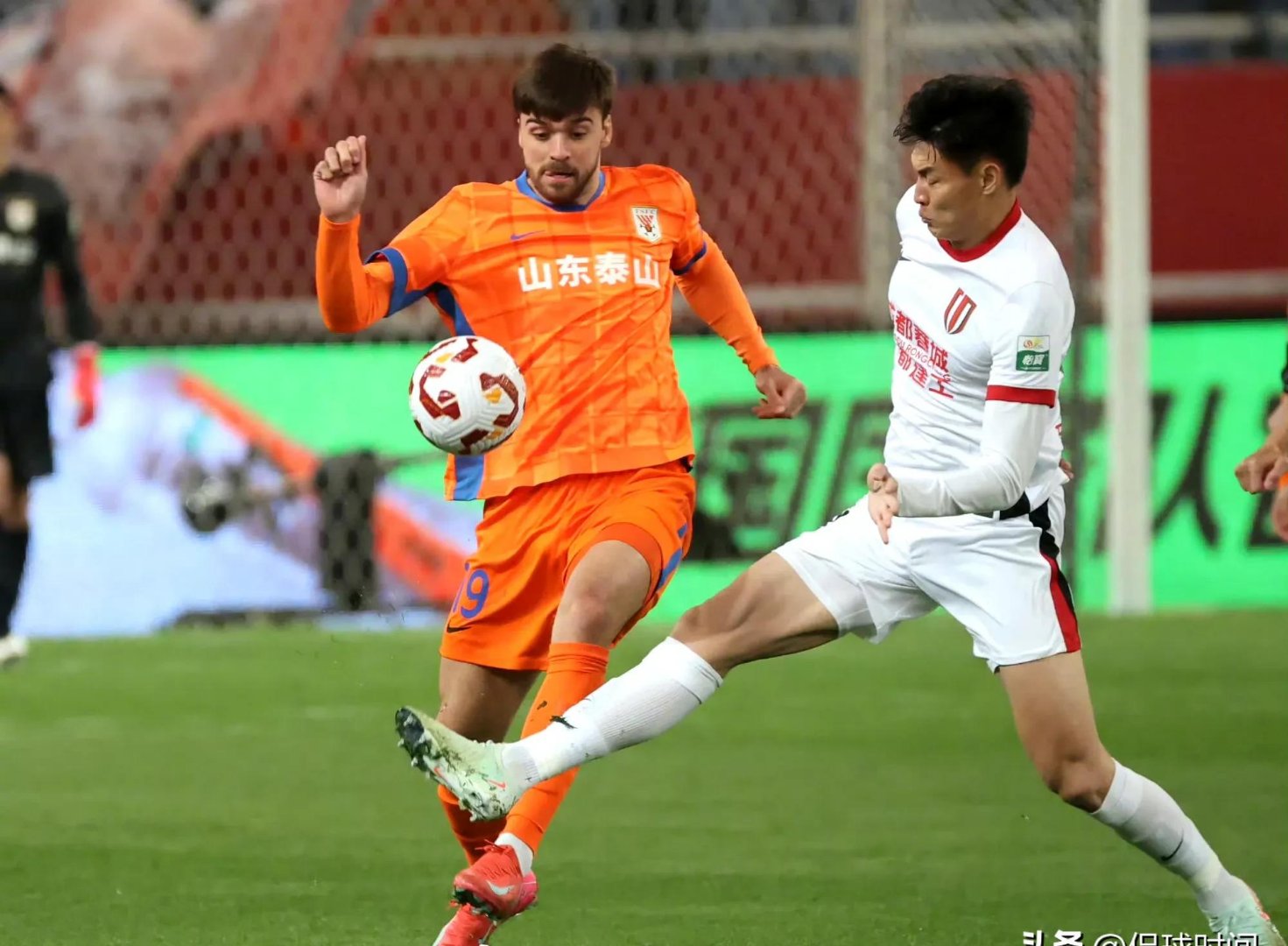 欧联今晚再迎强敌，山东泰山迎来里程碑，主帅态度：话题不断，控场能力受关注的简单介绍