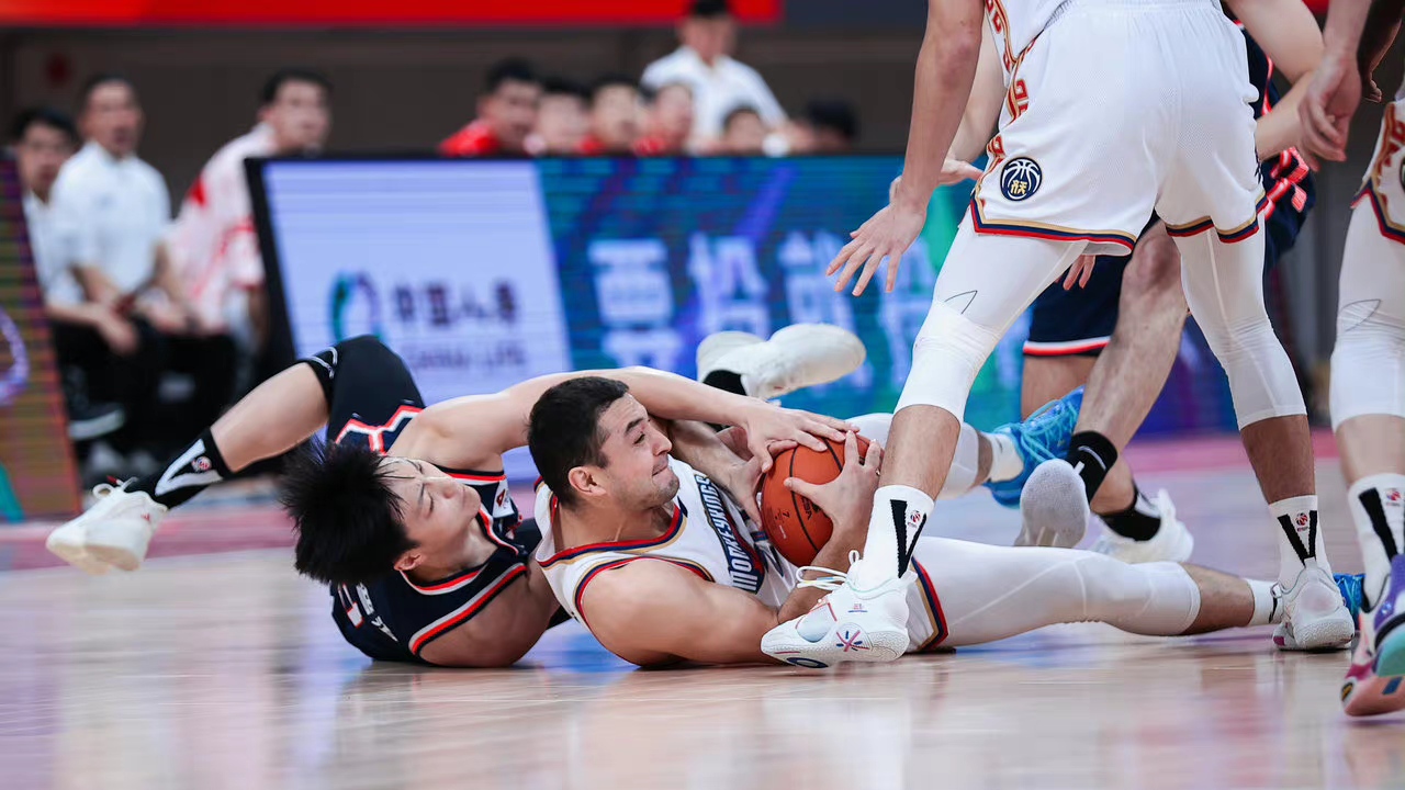 包含今夜尤文图斯豪取连胜:CBA季后赛节点到来;目标明确;阵容厚度经受考验的词条 包含今夜尤文图斯豪取连胜:CBA季后赛节点到来;目标明确;阵容厚度经受考验的词条